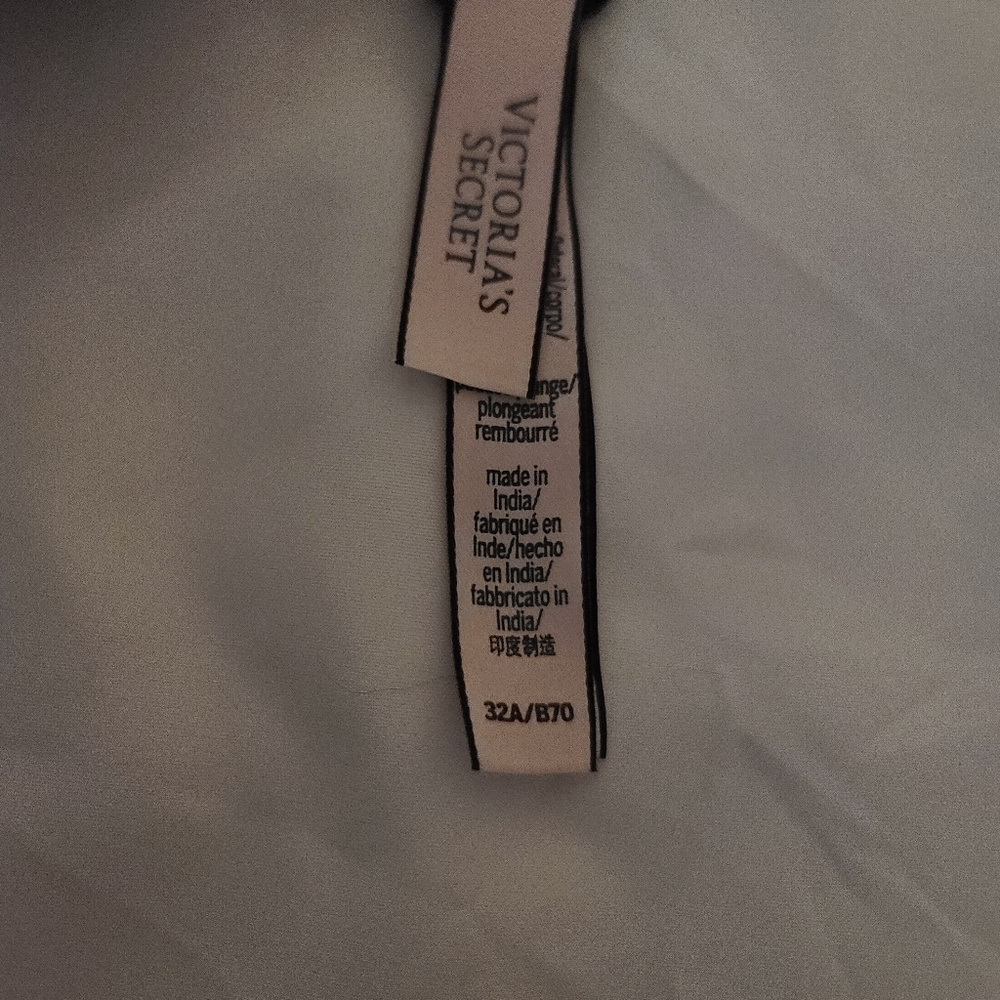 Victoria's Secret 32 A bra with sheer polka dot back - Picture 3 of 3